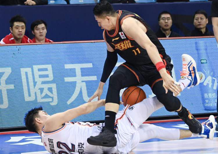 沃格尔:防守能使我们赢球 关键球也是NBA常规赛，凭借着布克的绝杀，太阳客场116-113险胜尼克斯。